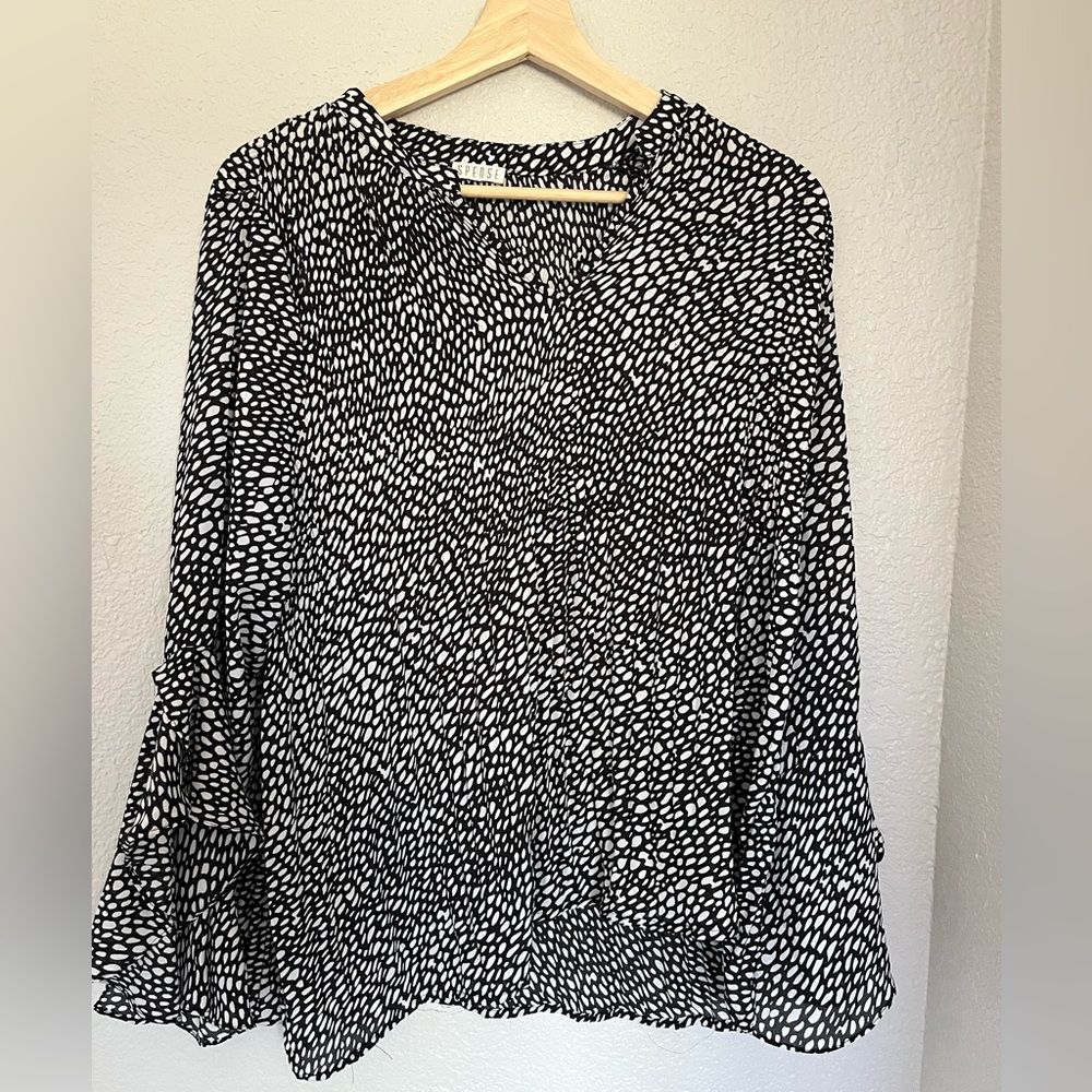 Blouse with flowy sleeves and ruffle detail